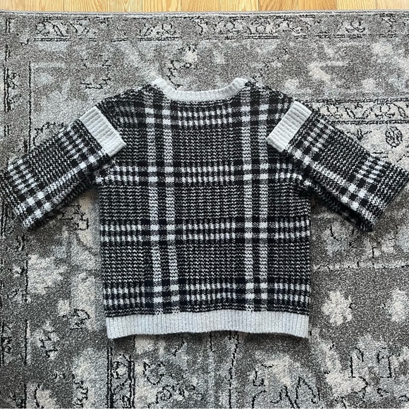 Winter Preppy Dynamite sweater - Picture 3 of 3